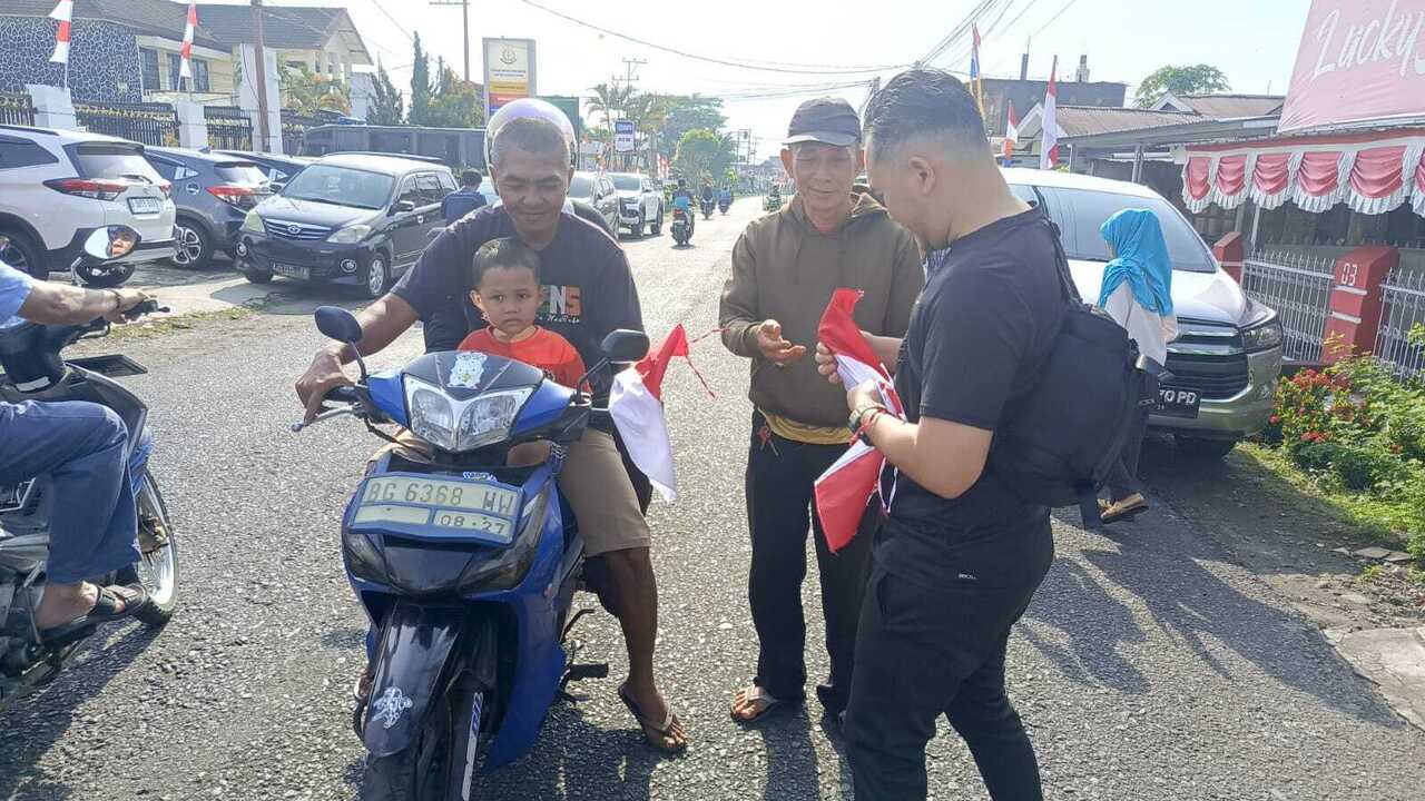 Semarakkan HUT RI ke-80, Kejari Lubuklinggau Bagikan Ribuan Bendera Merah Putih