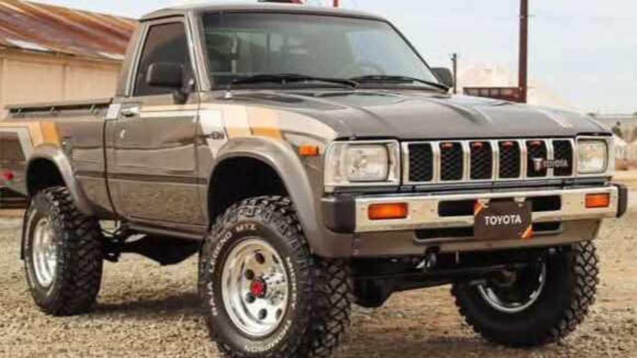 Toyota Hilux SR5 Short 2.2 M/T 4WD 1982: Legenda Pick-up Tangguh yang Masih Diburu Kolektor.