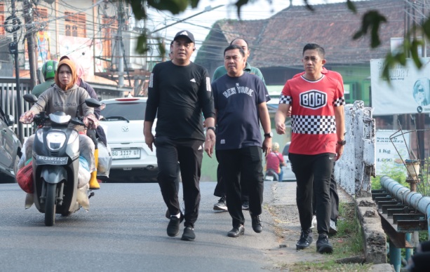 Terapkan Program Anti Mager! Sekda Palembang Aprizal Hasyim Jalan Kaki Tinjau Jalan dan Drainase