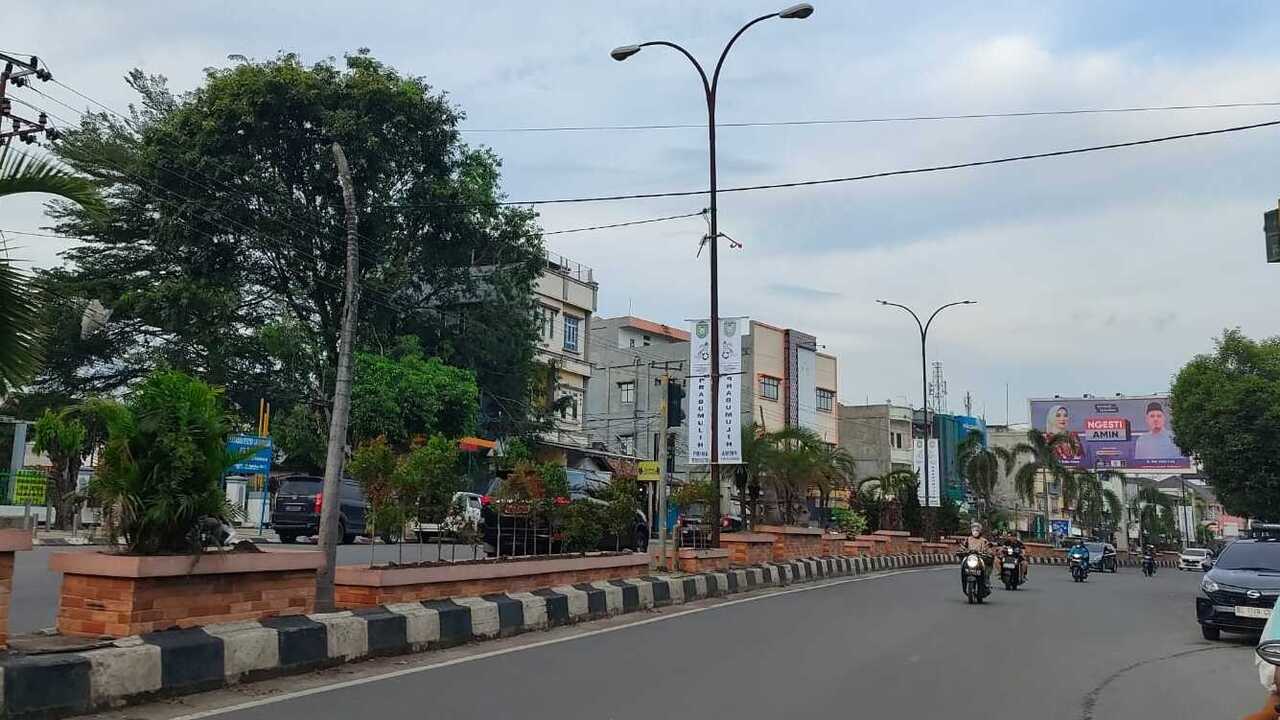 Jelang HUT ke-23 Kota Prabumulih, Pemkot Mulai Pasang Umbul-Umbul 