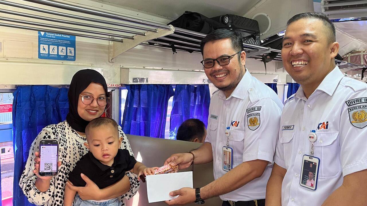 Sambut Hari Pelanggan Nasional, KAI Divre III Palembang Apresiasi Penumpang dengan Souvenir
