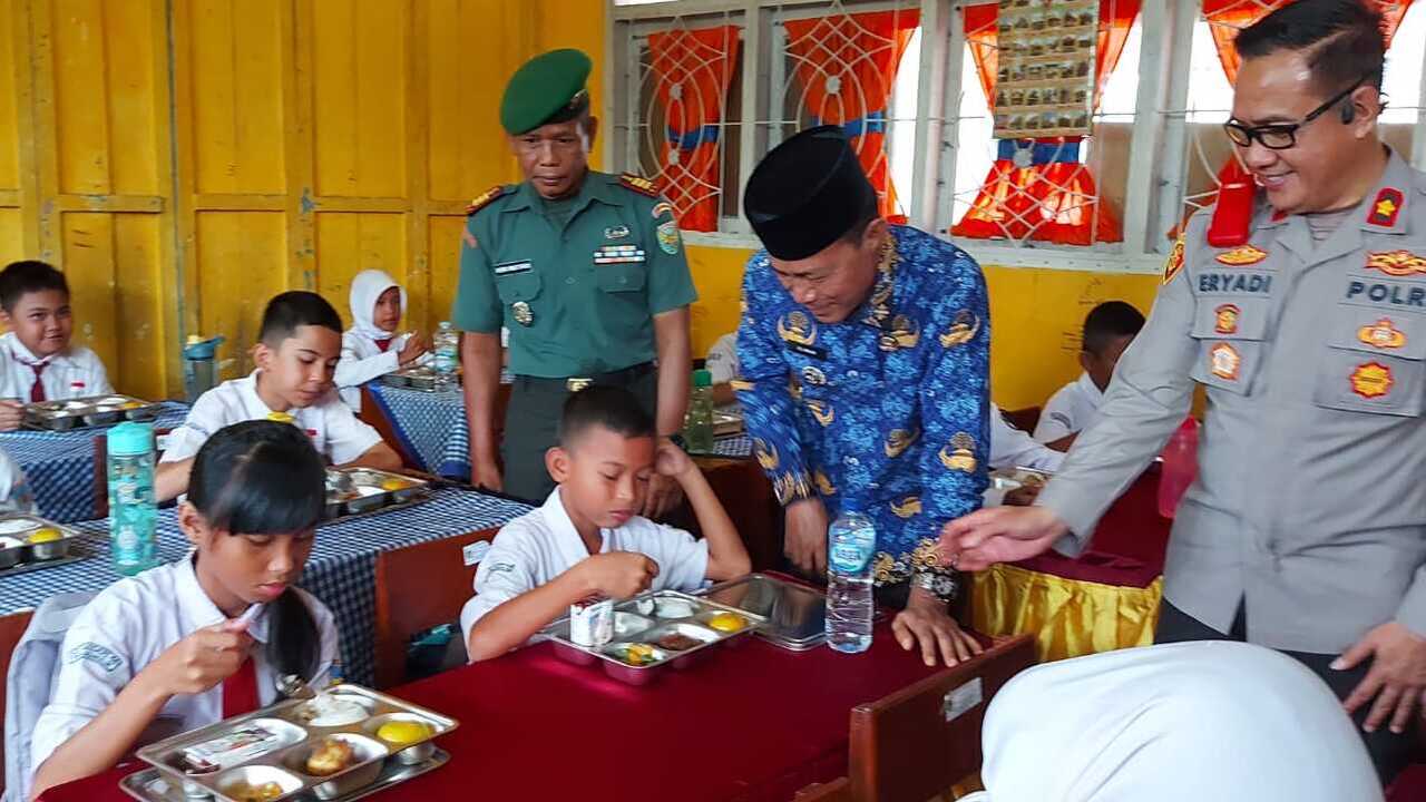 MBG Resmi Diluncurkan di Prabumulih, Pelajar: Makanannya Enak, Ada Ayam Gorengnya Terima Kasih Pak Presiden