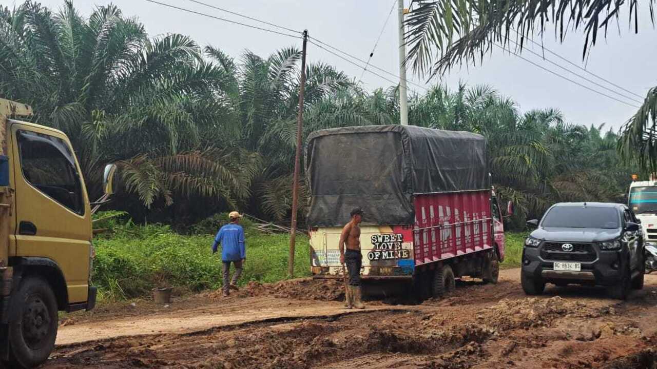 Makin Parah, Beginilah Kondisi Kerusakan di Jalan Sungai Lilin - Keluang