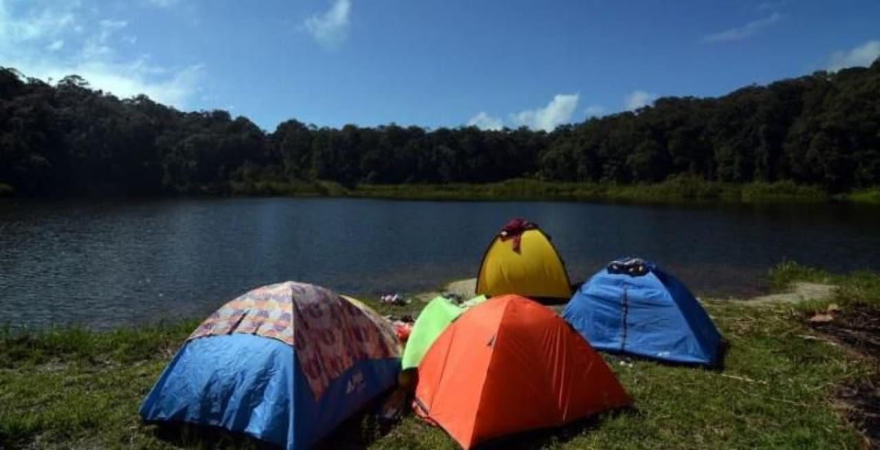 Glamping di Danau Tambing, Murah Banget Sambil Saksikan Keindahan Alam yang Menawan