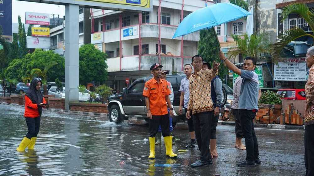 Pantau Titik Banjir, Pj Wako Prabumulih Turun ke Lapangan