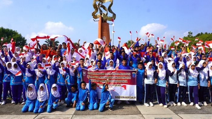 Pemkab OKI Bagikan Ribuan Bendera Merah Putih 