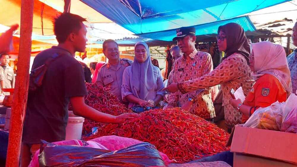 Sidak Harga Pasar, Pj Wako Prabumulih Tegaskan Stok Bahan Pangan Aman