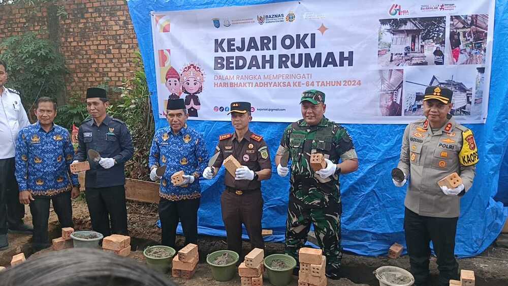 Peletakkan Batu Pertama, Kejari OKI Bedah Rumah Warga Kelurahan Celikah