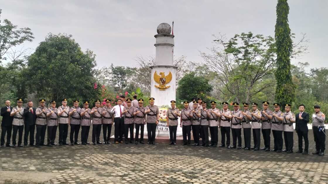 Upacara Ziarah Makam Pahlawan, Kapolres Prabumulih Berharap Dapat Meneladani Semangat Juang Para Pahlawan