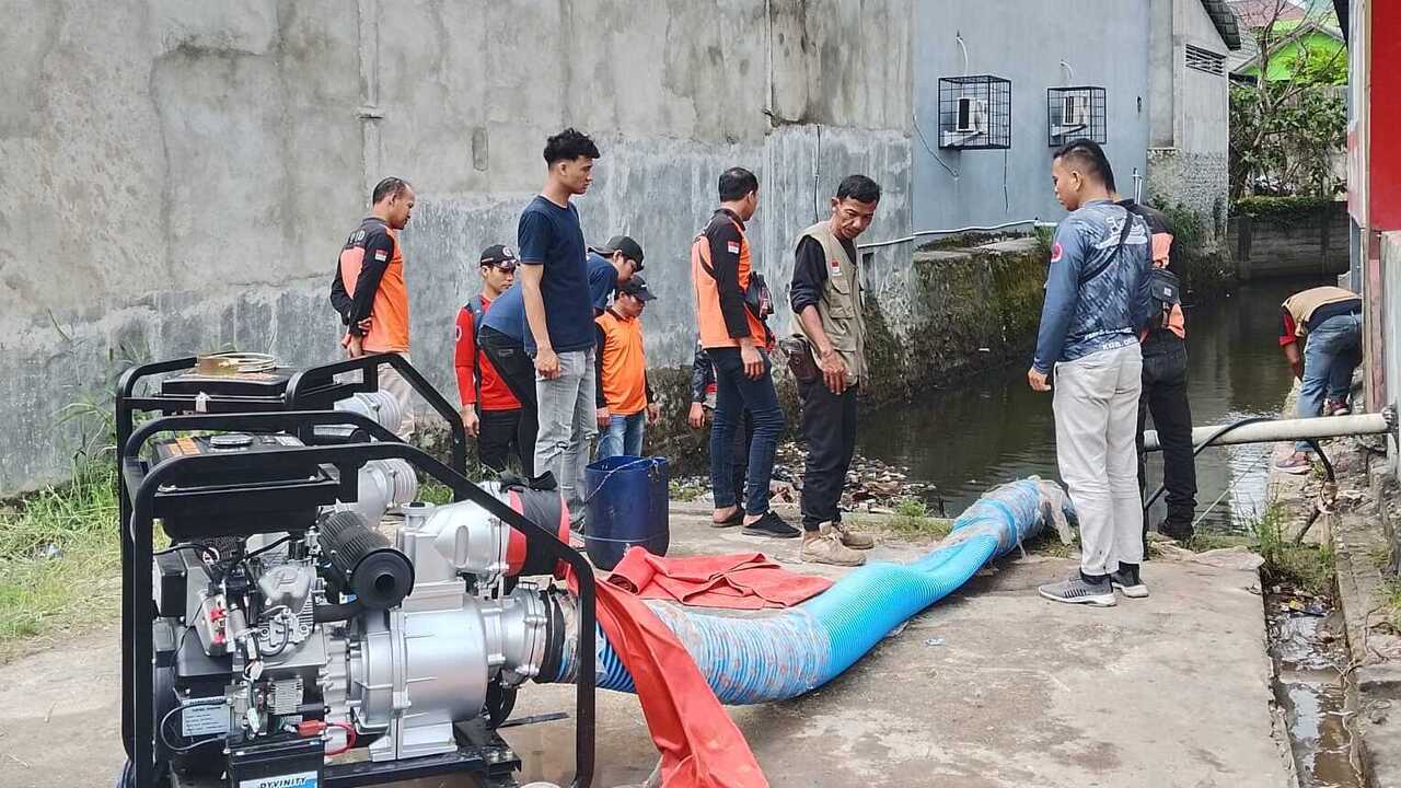 BPBD OKU Sedot Genangan Banjir di Jalinsum