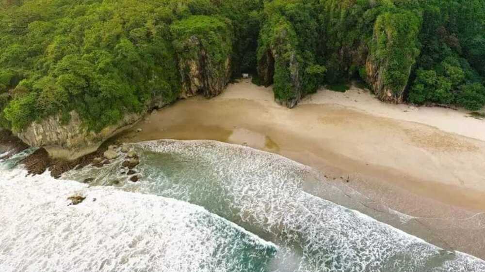 Pantai Goa Langir: Eksotisme Tersembunyi di Bawah Bukit Cariang, Swarna Lebak-Banten
