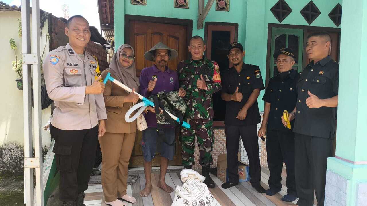 Salurkan Bantuan Pupuk dan Alat Pertanian