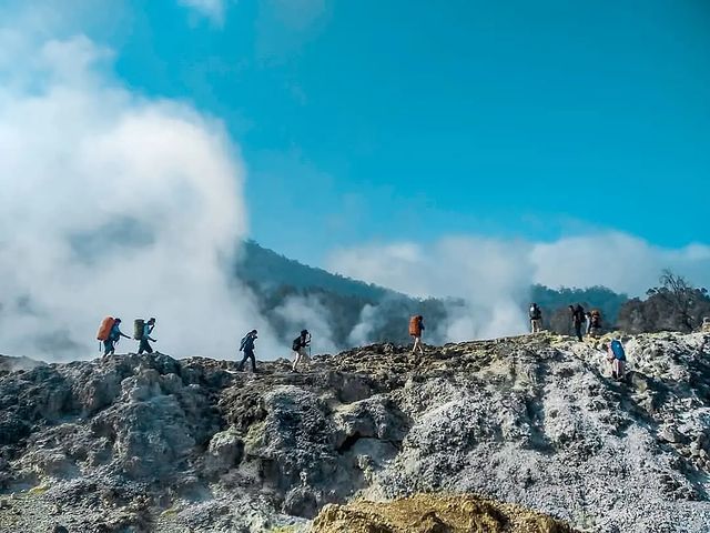 Menyusuri Keindahan Alam Kawah Ratu di Bogor: Petualangan Trekking dan Keajaiban Gunung Salak yang Masih Aktif