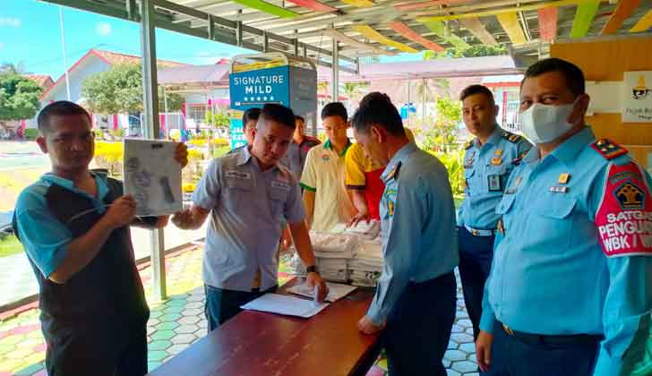 Pembinaan Keagamaan, Bagikan Baju Koko ke Seluruh WBP