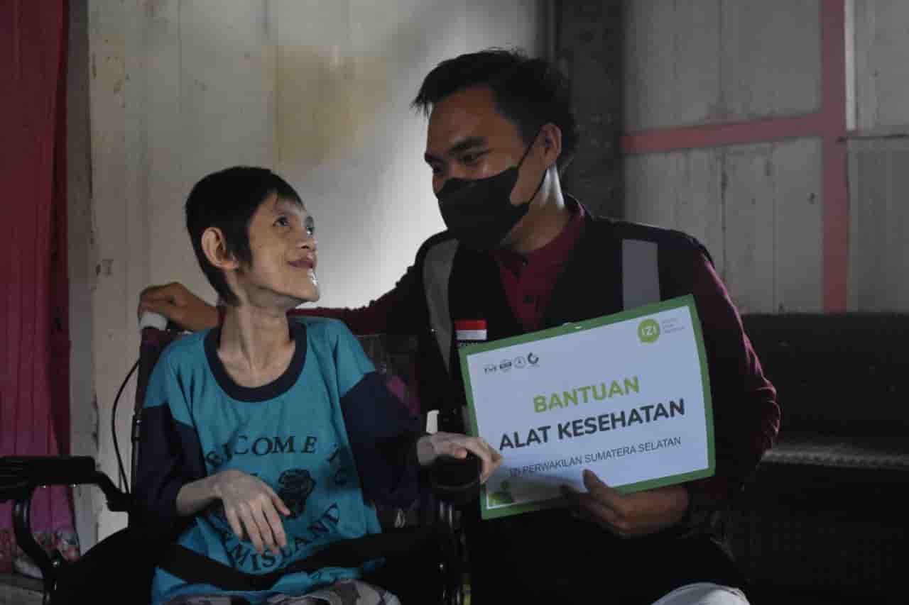 IZI Sumsel Bantu Kursi Roda untuk Disabilitas