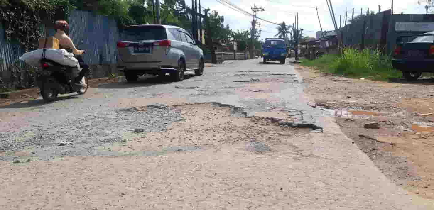 Genangan Air, Jalan RW Mongonsidi Banyak Berlubang