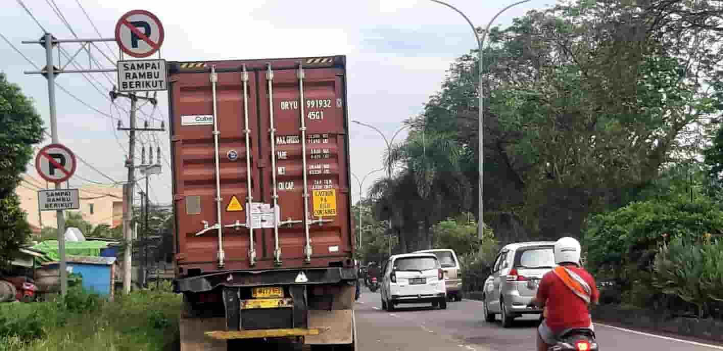 Truk Kontainer Kuasai Jalan RA Rozak, .Yang Lain Minggir Dulu Ini Milik Kami