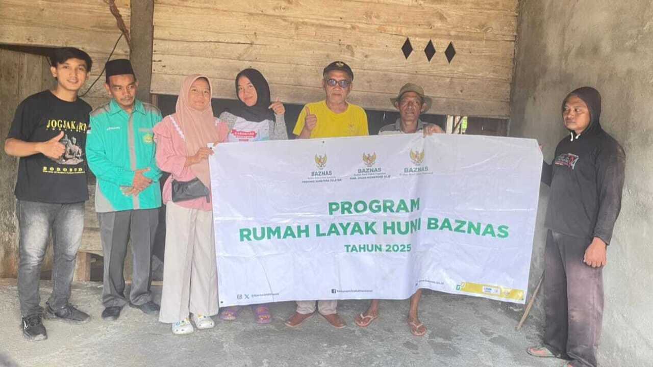Baznas OKU Serahkan Kunci Program Bedah Rumah Gratis