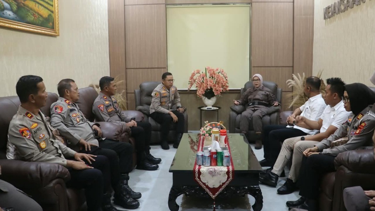 Datangi Kejari Prabumulih, Kapolres Prabumulih Ucapkan Selamat Hari Lahir Adhyaksa Ke-81 dan Berikan Tumpeng