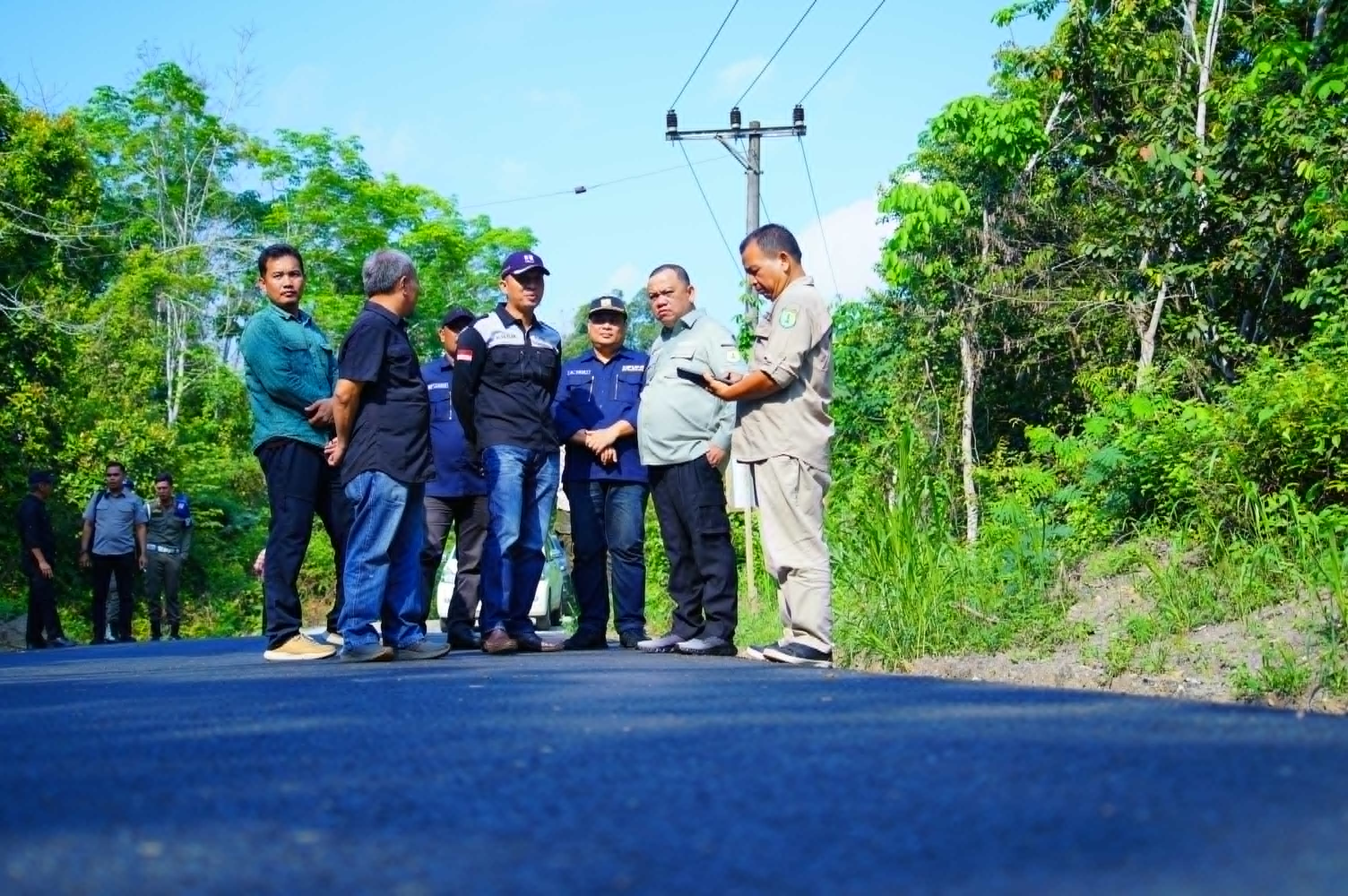 Buat Mulus Jalan Pedesaan Penghubung Antar Kecamatan