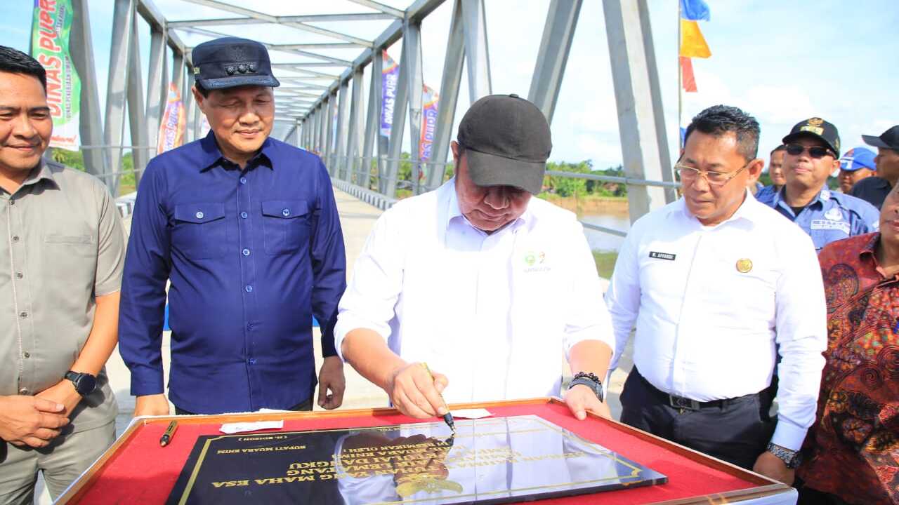 Herman Deru Tegaskan Pemerataan Infrastruktur Saat Resmikan Jembatan Air Lematang di Muara Enim.