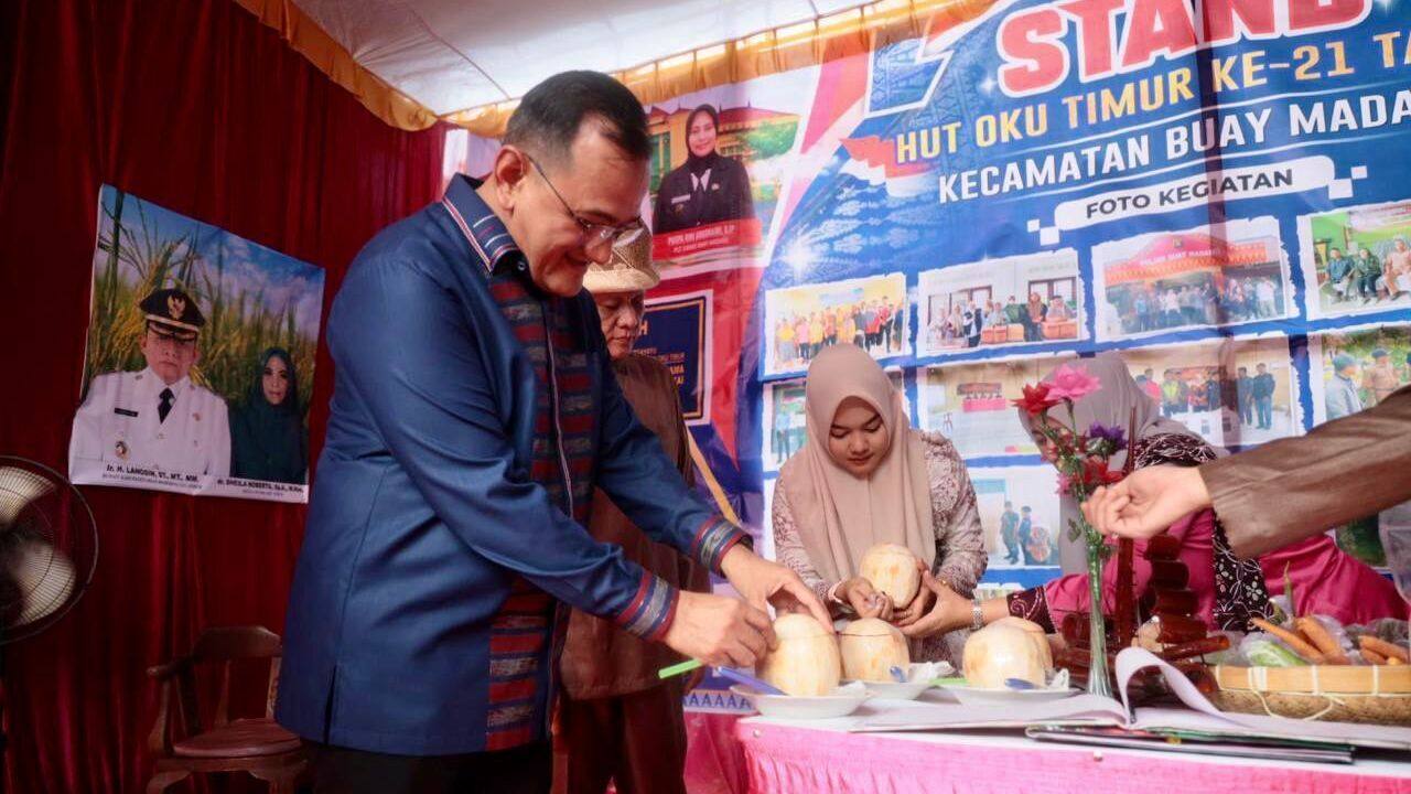 Sekda Sumsel Edward Candra Dengan Resmi Membuka Bazar UMKM dan Pasar Murah Meriahkan  HUT Ke21 Tahun OKU Timur