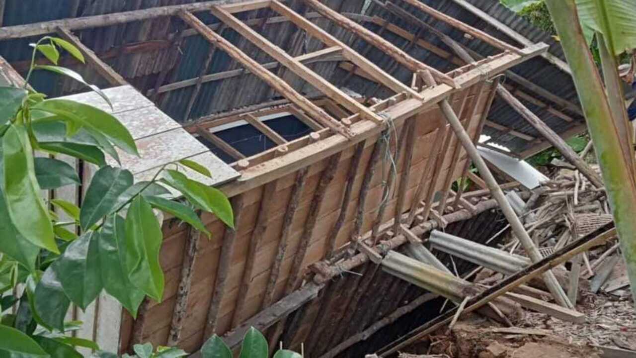 Rumah Warga di Jagalano Ambruk ke Sungai Ogan Akibat Longsor, Kerugian Capai Rp 40 Juta