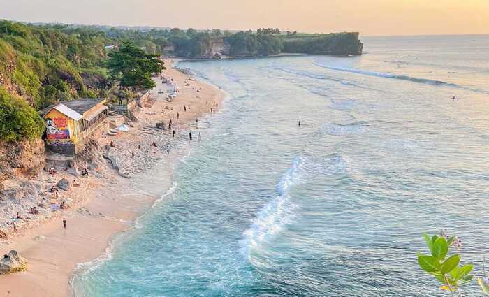 Pantai Balangan Bali, Keindahan Air Sebening Kristal yang Wajib Dikunjungi Saat Berada di Bali