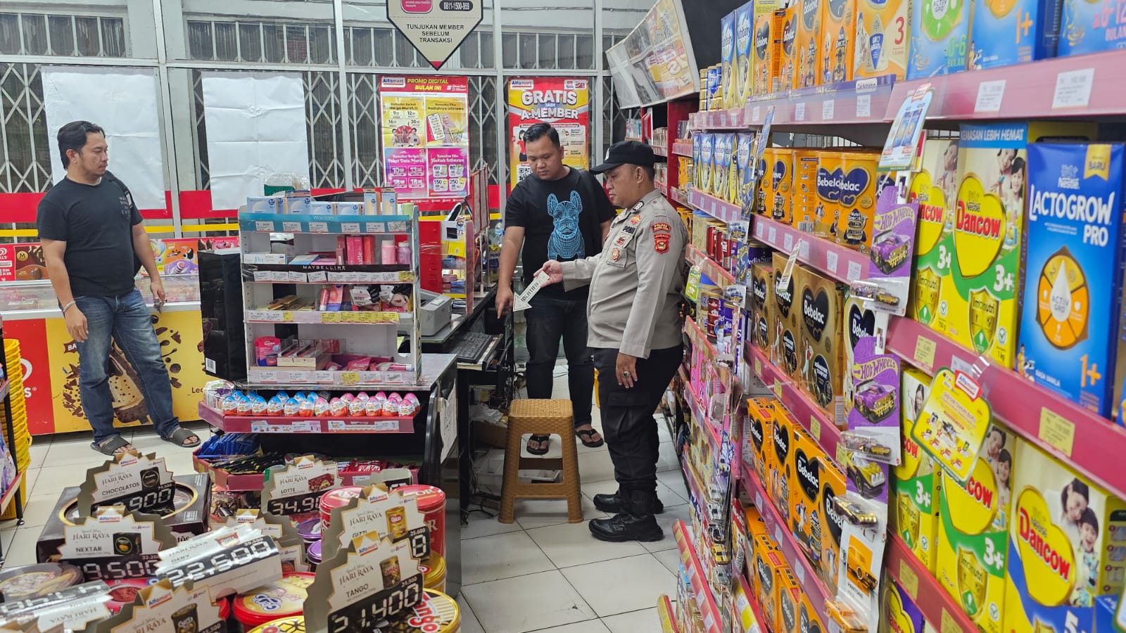 Perampok Bersajam Satroni Alfamart, Gasak Uang dan Tablet 