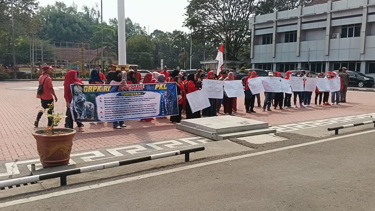 Ratusan Pedagang Tuntut Kepastian Kios Pasar