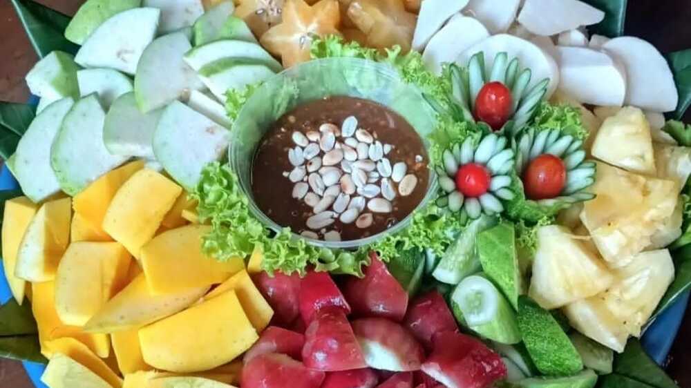 Sensasi Segar Rujak: Kuliner Tradisional Indonesia yang Memikat Lidah