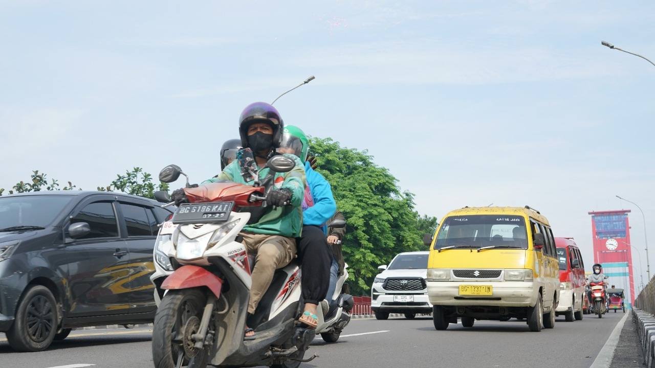 5 Tips Cari Aman Saat Berkendara di Sekitar Angkutan Kota