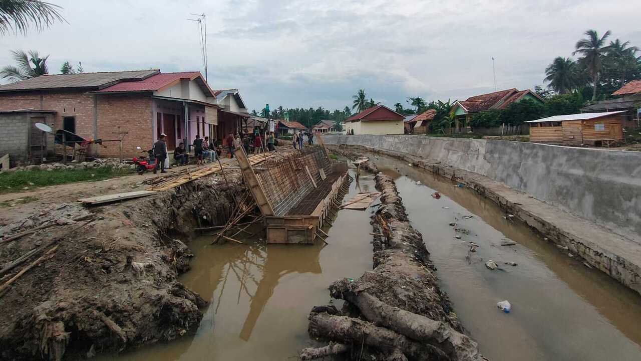 Pinggiran Sungai Kelekar Prabumulih Amblas, Belasan Rumah Alami Kerusakan. Walikota Terpilih: Perlu Segera Dip