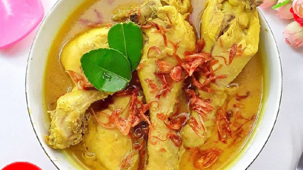 Opor Ayam, Hidangan Ikonik Nusantara yang Tak Lekang oleh Waktu
