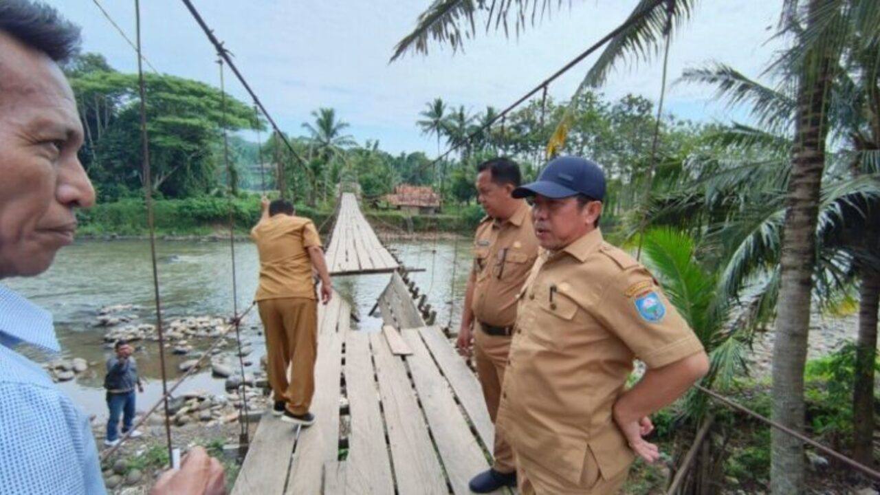 Dinas PUPR OKU Segera Perbaiki Jembatan Gantung di Desa Lubuk Tupak