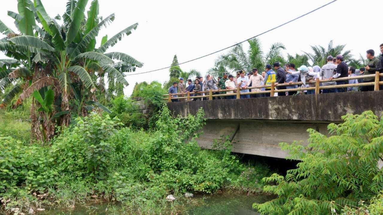 Pj Gubernur Elen Setiadi Dampingi Wamendagri Tinjau Saluran Irigasi Pertanian Di Kawasan Tanjung Lago Banyuasi