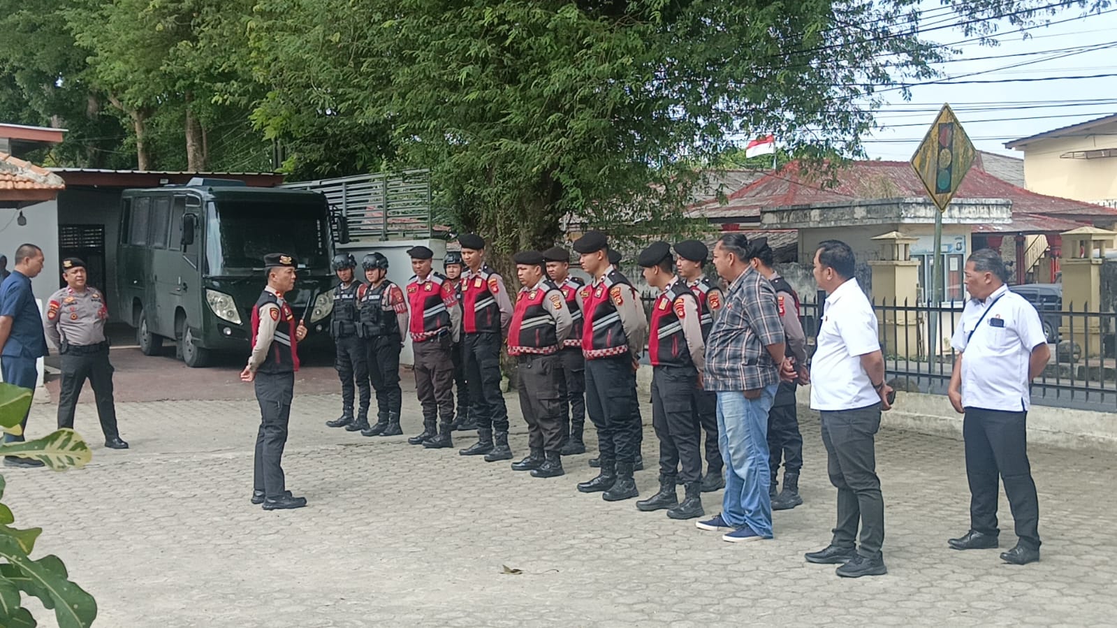 Momen Putusan Terdakwa Rosi Yanto, Puluhan Personil Polres OKI Lakukan Pengamanan