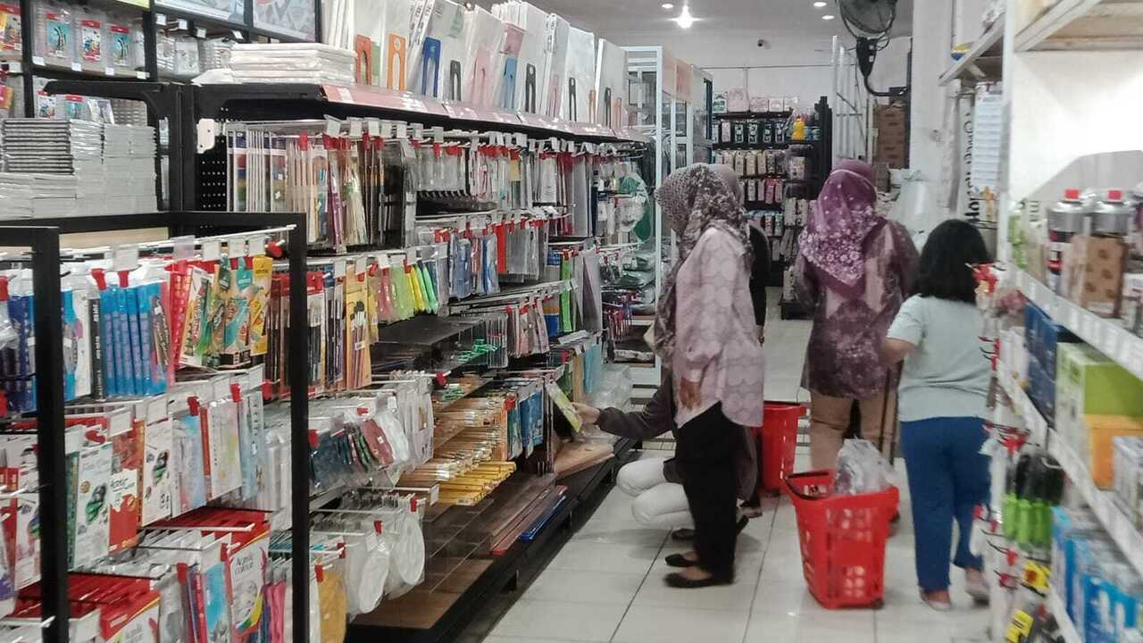 Sepatu dan Tas Diserbu, Seragam Sekolah Sepi Pembeli