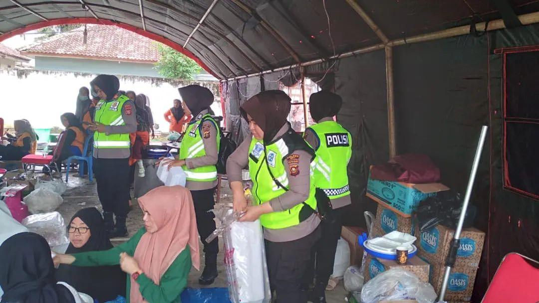 Polres OKU Terjunkan Polwan Bantu Dapur Umum Untuk Korban Banjir