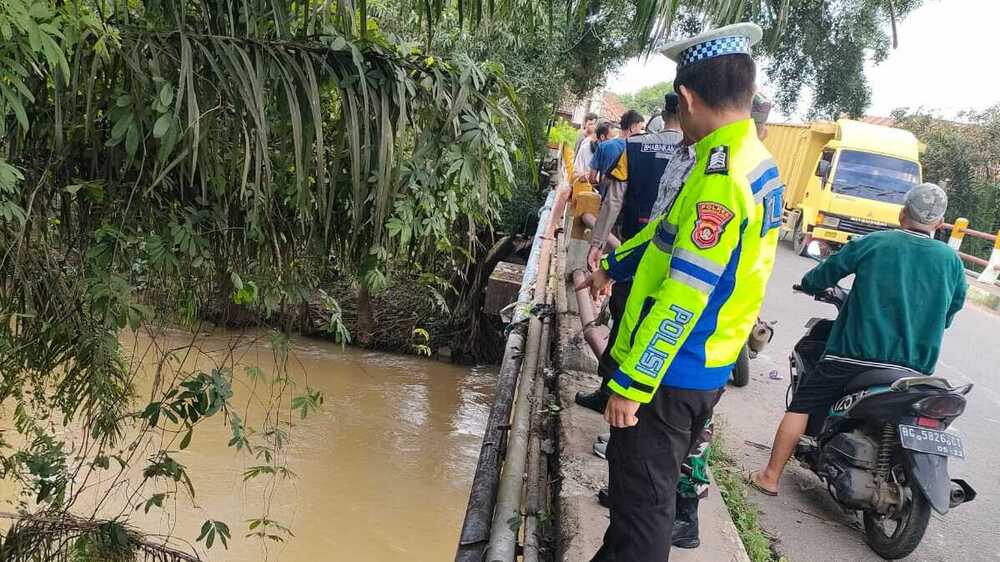 Diduga Mengantuk, Truk Box Terjun ke Sungai Beringin