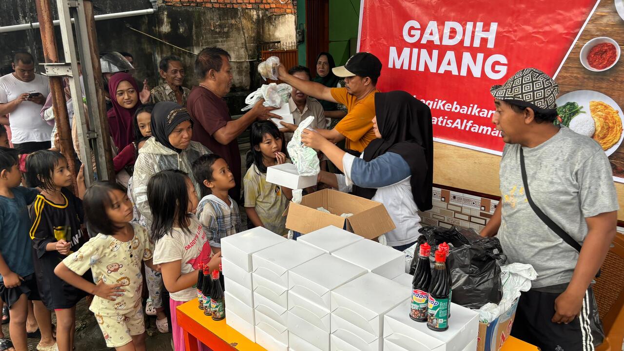 Antrean Paket Buka Puasa Mengular, Berkah Ramadan dari Program Warteg Gratis Alfamart