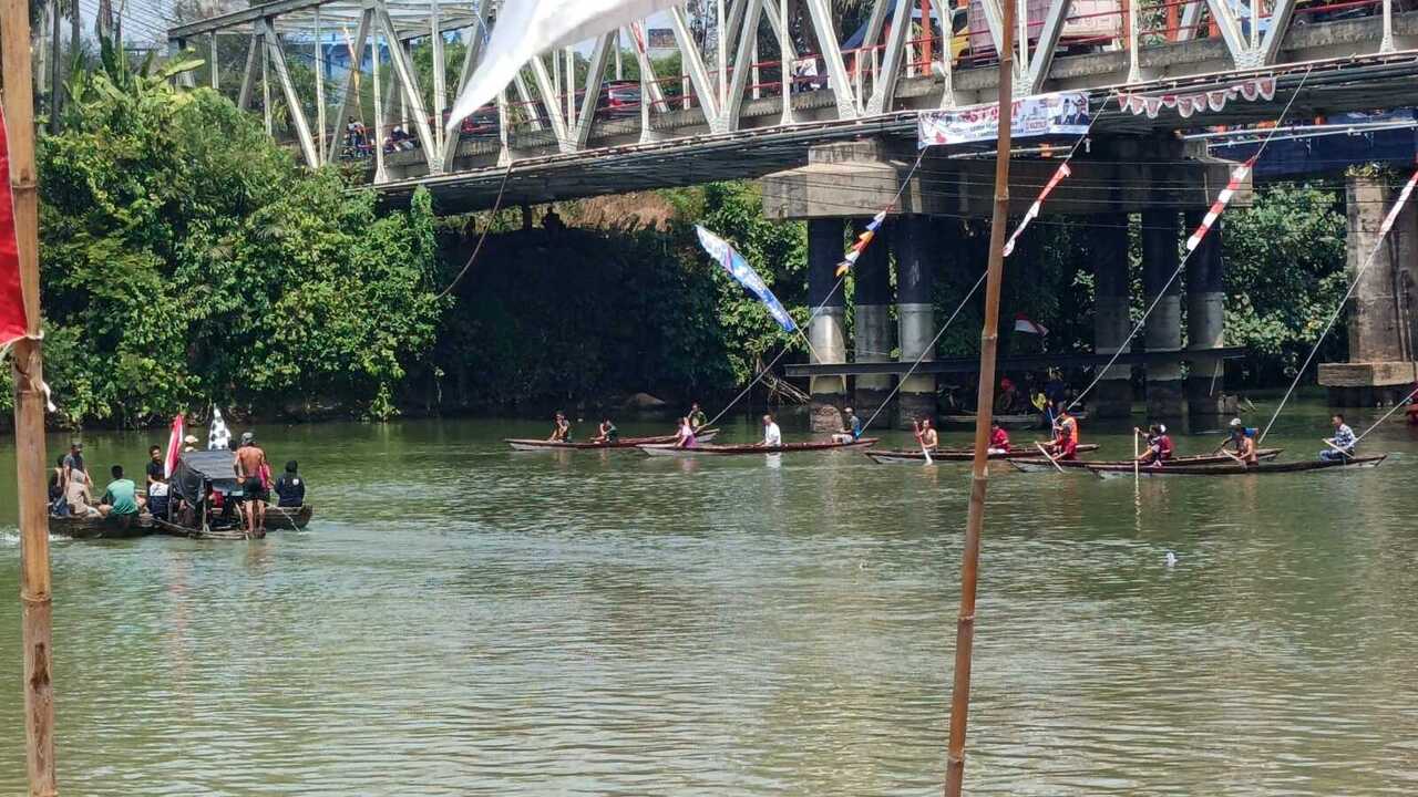 Pertahankan Tradisi, Pemkab OKUT Gelar Lomba Biduk Tradisional