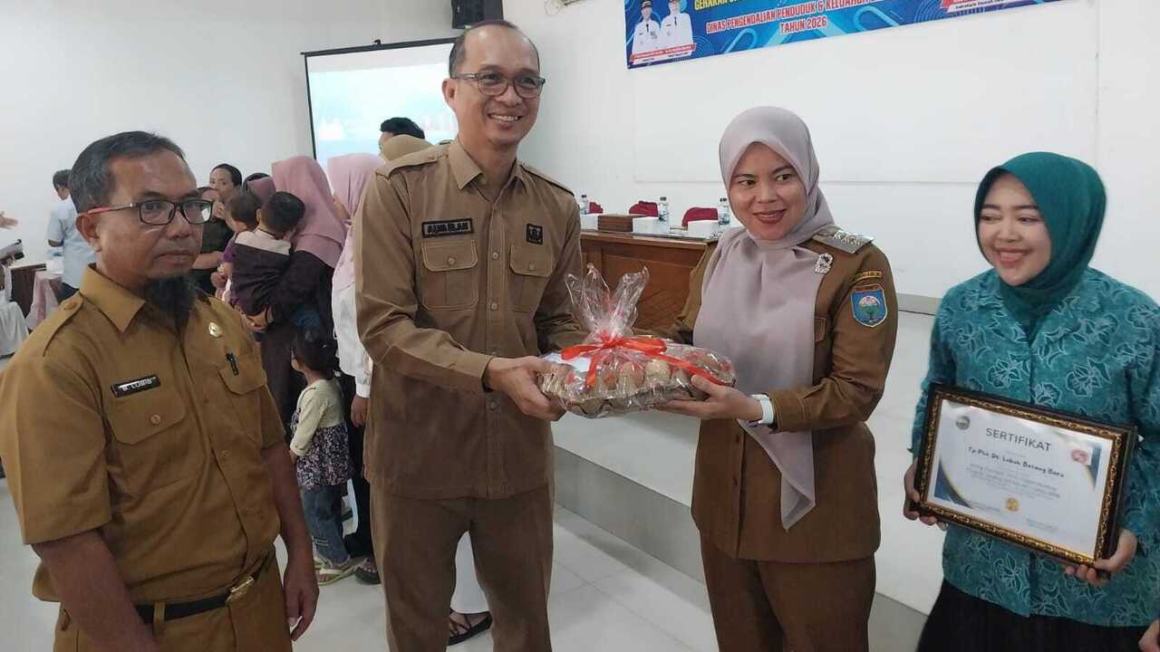 Cegah Stunting di OKU, Sekda Serahkan Bantuan Untuk Anak-anak