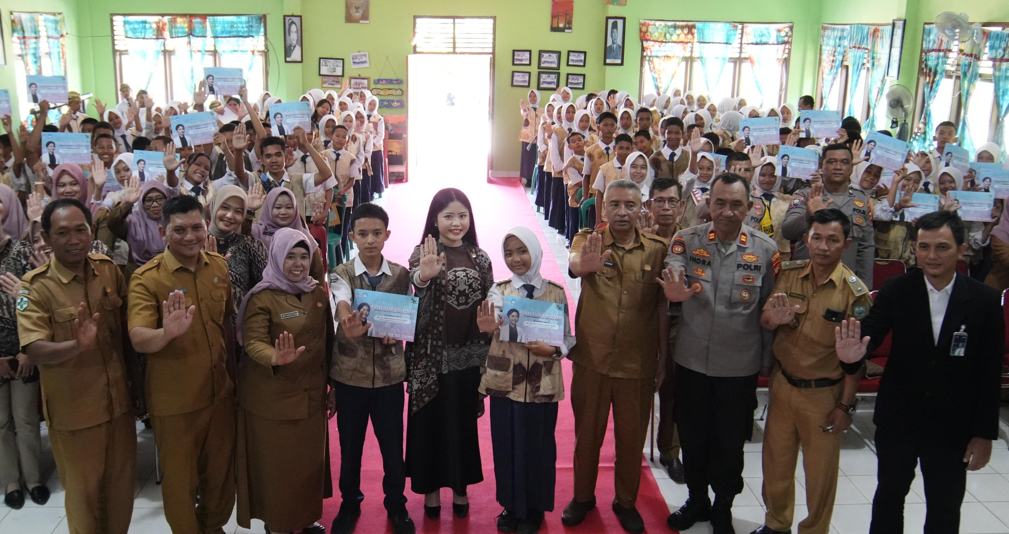 Anggota DPD RI dr Ratu Tenny Leriva Serahkan Beasiswa PIP 2025 dan Sosialisasikan Bahaya Narkoba di OKU