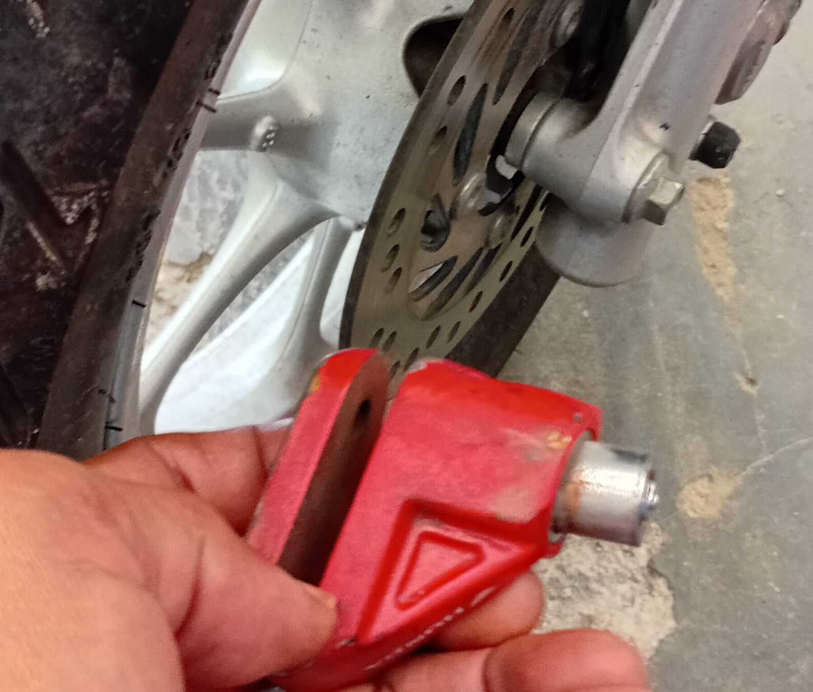 Jangan Sepelekan! Begini Cara Parkir Motor yang Aman dari Maling