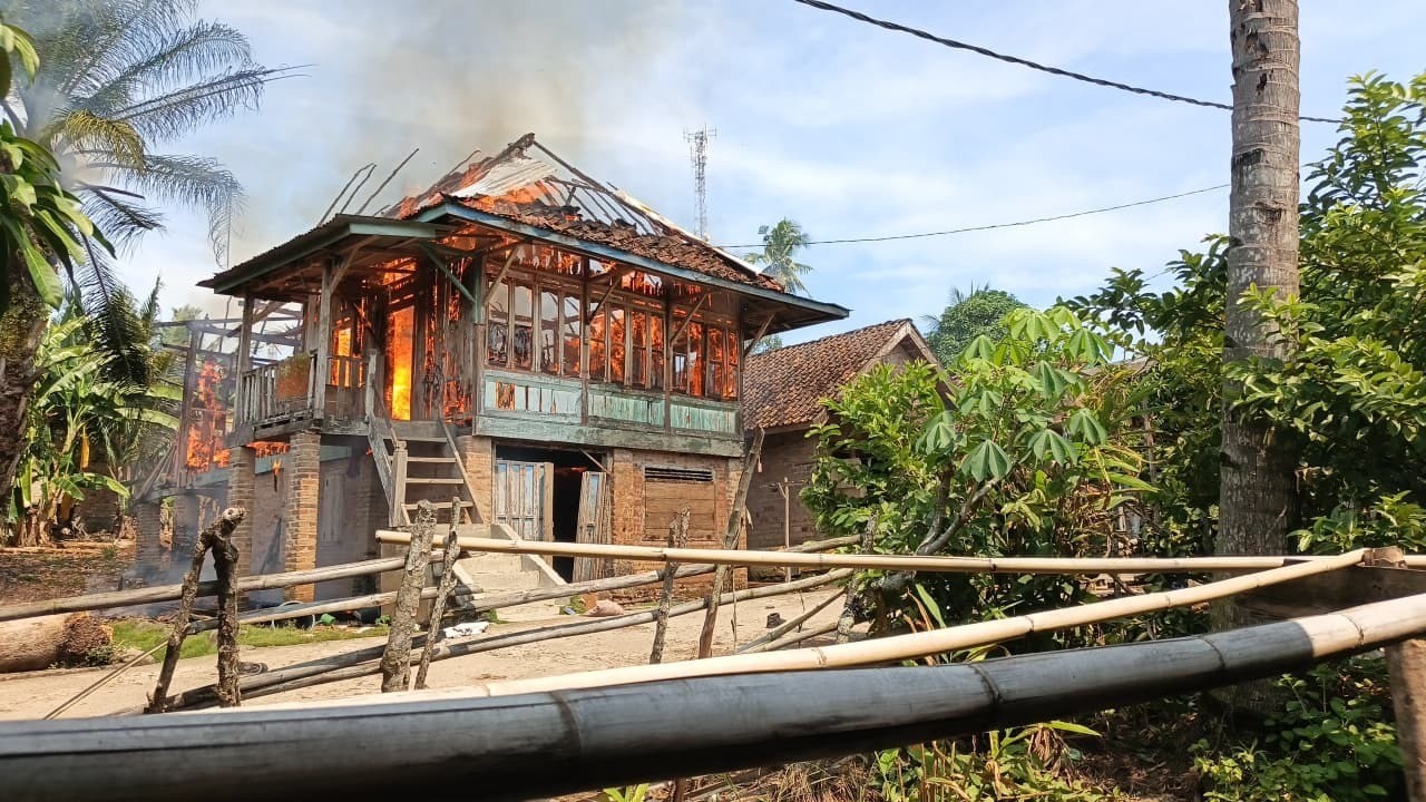 Rumah Panggung Semi Permanen di Desa Karang Endah OKU Ludes Terbakar