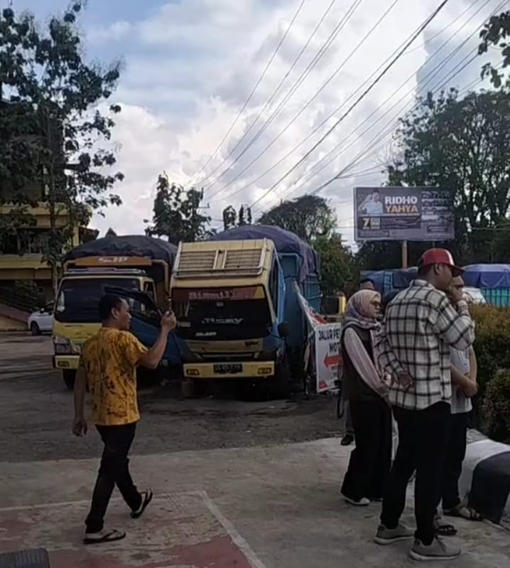 Kontroversi di SPBU Megang, Belasan Truk Mogok karena Solar Bercampur Air