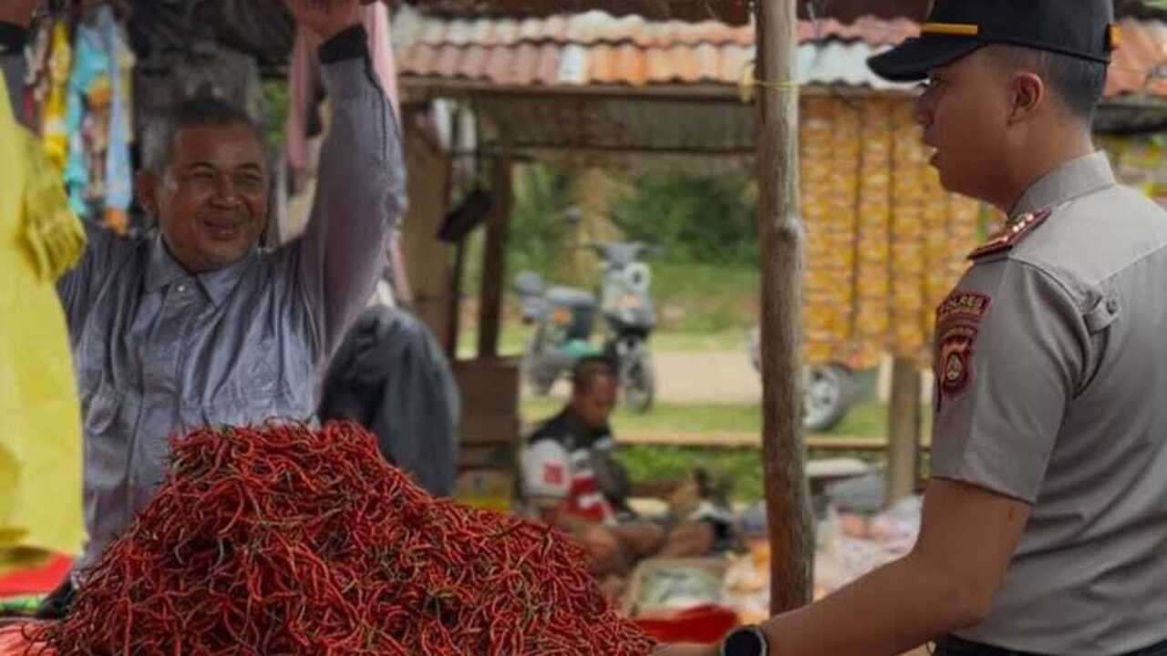 Patroli Dialogis Polsek Babat Supat di Pasar Tanjung Kerang, Harga Bahan Pokok Terpantau Stabil