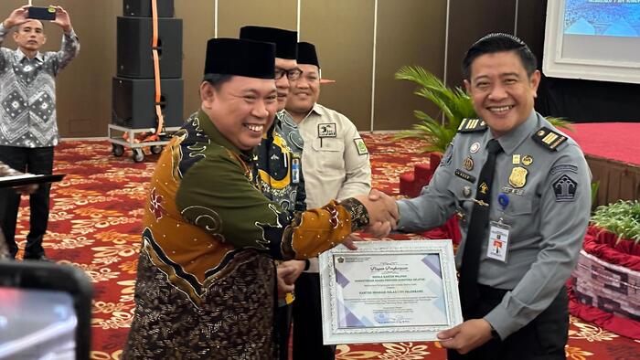 Imigrasi Palembang Terima Penghargaan Pelayanan Haji Kemenag Sumsel