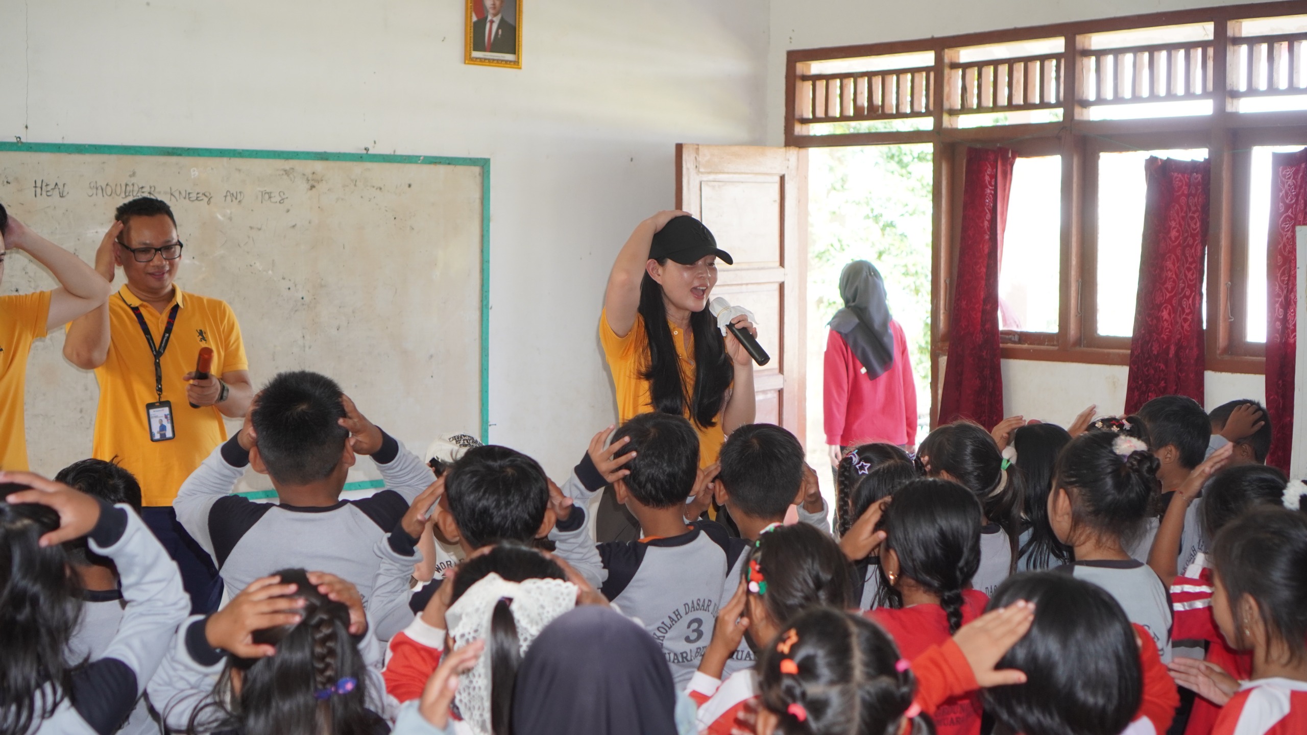 Peduli Pendidikan, CEO Thamrin Group Serahkan Bantuan Kepada Pelajar di SD Negeri 3 Muara Belida